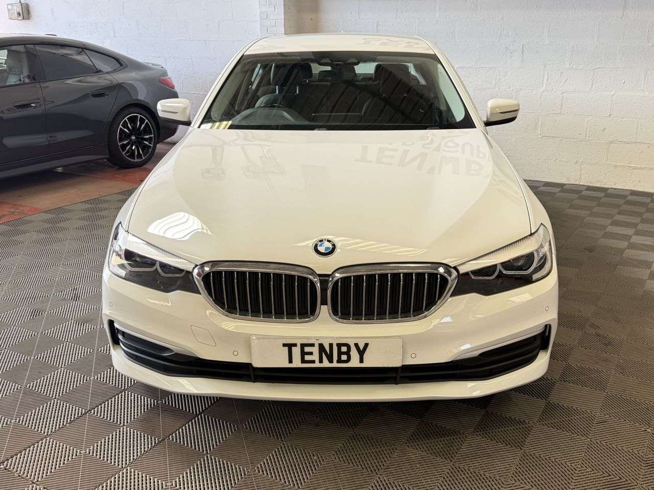 A 2017 BMW 5 SERIES 2.0 520d SE Saloon 4dr Diesel Auto xDrive Euro 6 (s/s) (190 ps) A 2017 BMW 5 SERIES 2.0 520d SE Saloon 4dr Diesel Auto xDrive Euro 6 (s/s) (190 ps)