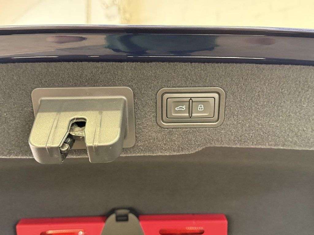 2018 AUDI A8 2018 AUDI A8
