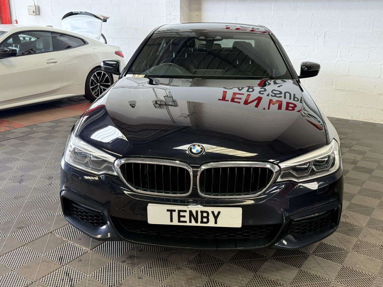 A 2017 BMW 5 SERIES 2.0 520d M Sport Saloon 4dr Diesel Auto xDrive Euro 6 (s/s) (190 ps) A 2017 BMW 5 SERIES 2.0 520d M Sport Saloon 4dr Diesel Auto xDrive Euro 6 (s/s) (190 ps)