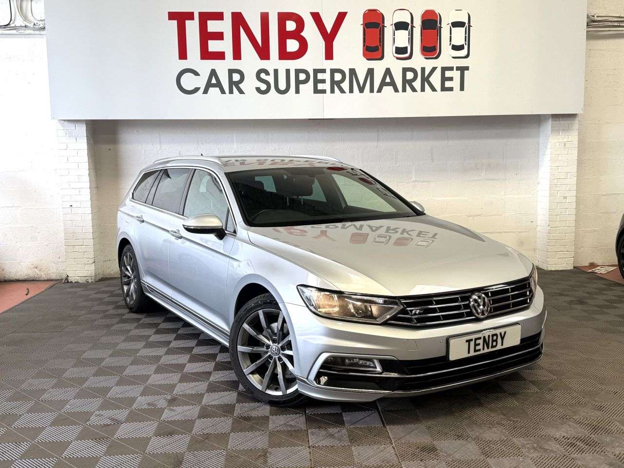 A 2016 VOLKSWAGEN PASSAT 2.0 TDI BlueMotion Tech R-Line Estate 5dr Diesel DSG Euro 6 (s/s) (190 ps) A 2016 VOLKSWAGEN PASSAT 2.0 TDI BlueMotion Tech R-Line Estate 5dr Diesel DSG Euro 6 (s/s) (190 ps)