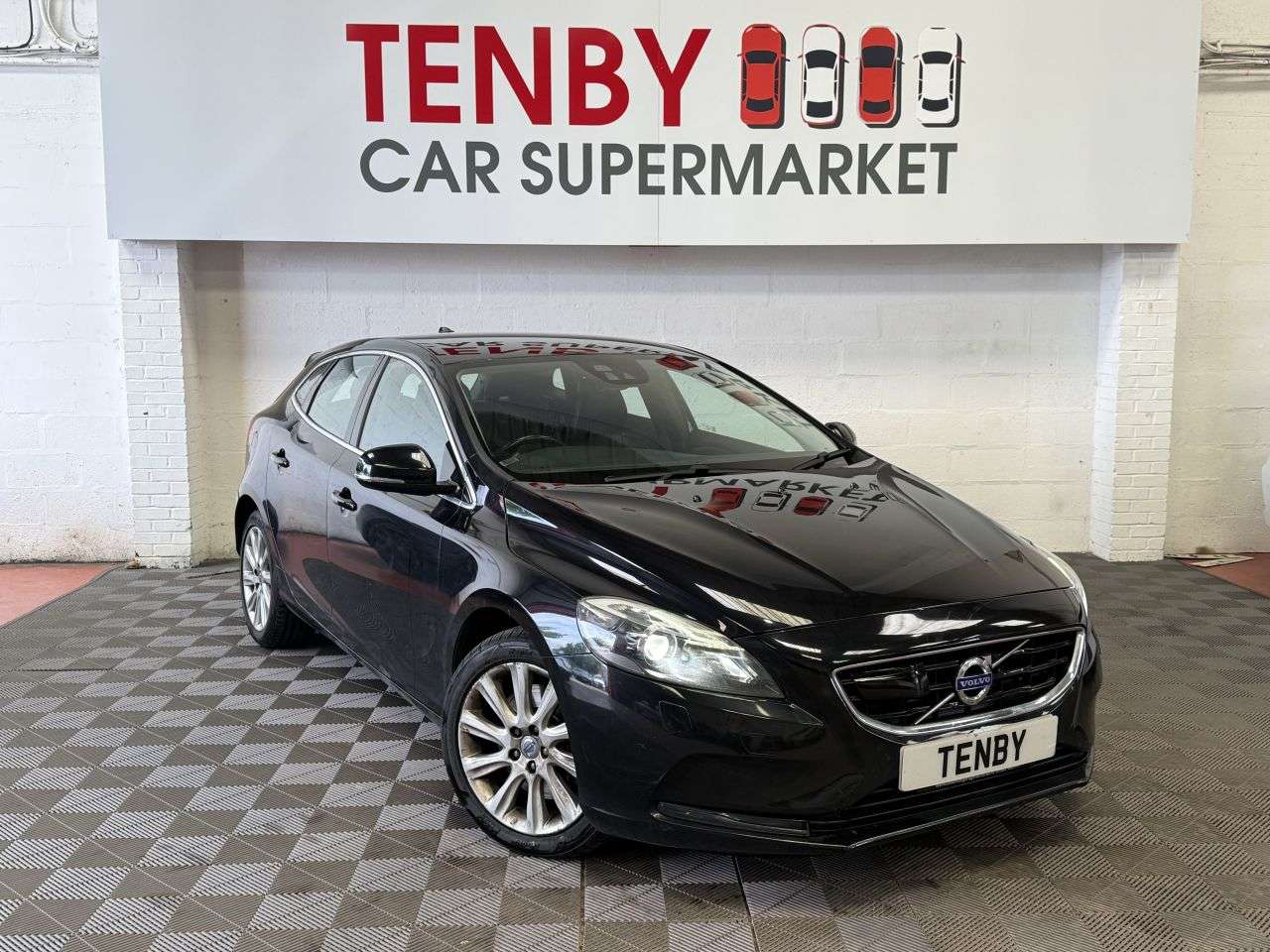 A 2013 VOLVO V40 D3 SE LUX NAV A 2013 VOLVO V40 D3 SE LUX NAV