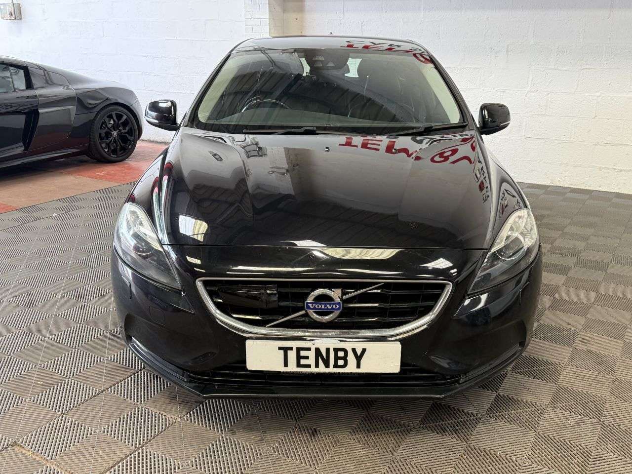 A 2013 VOLVO V40 D3 SE LUX NAV A 2013 VOLVO V40 D3 SE LUX NAV