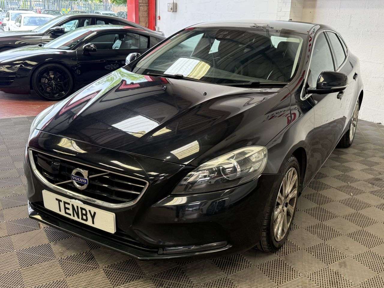 A 2013 VOLVO V40 D3 SE LUX NAV A 2013 VOLVO V40 D3 SE LUX NAV