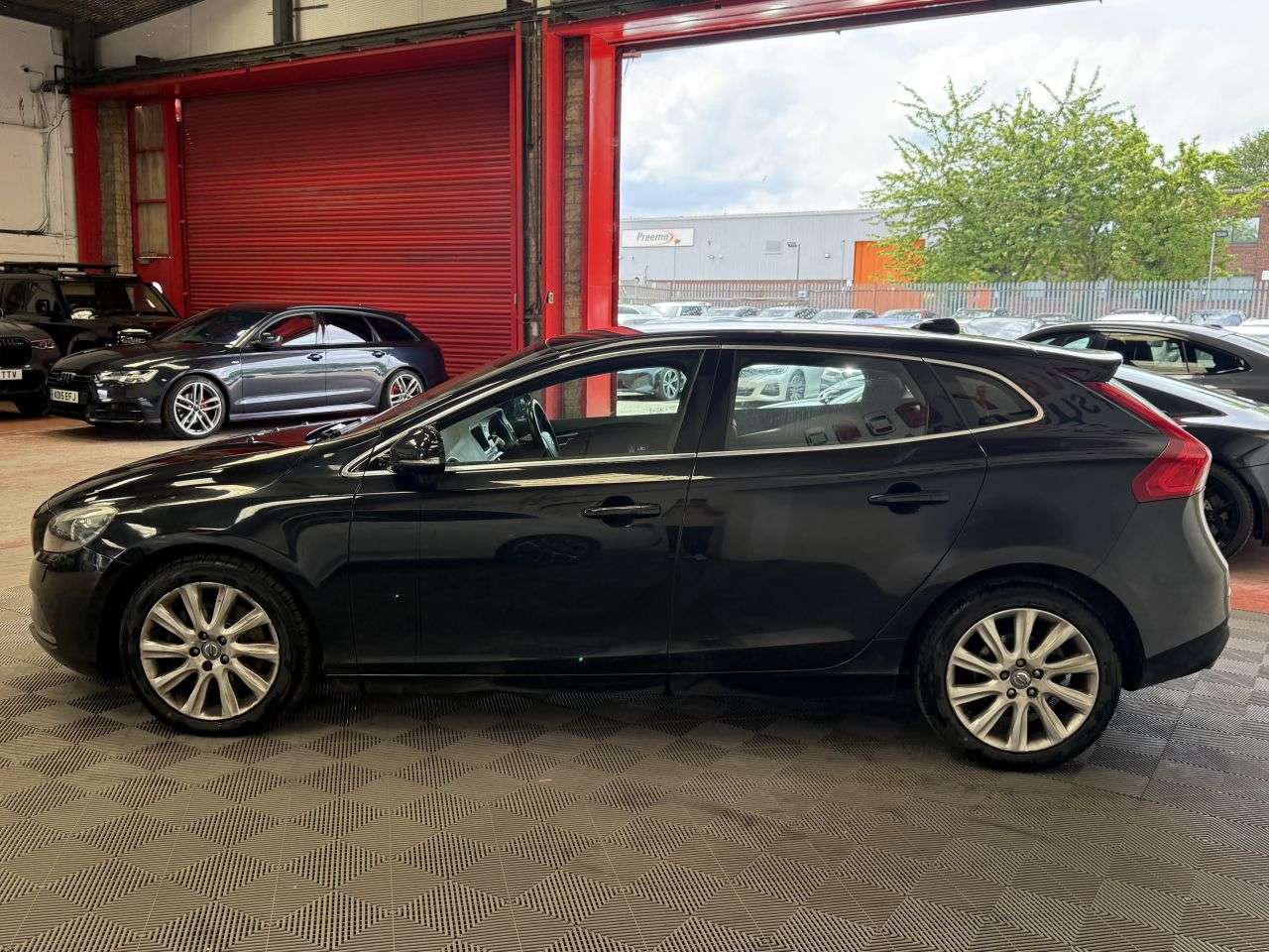 A 2013 VOLVO V40 D3 SE LUX NAV A 2013 VOLVO V40 D3 SE LUX NAV