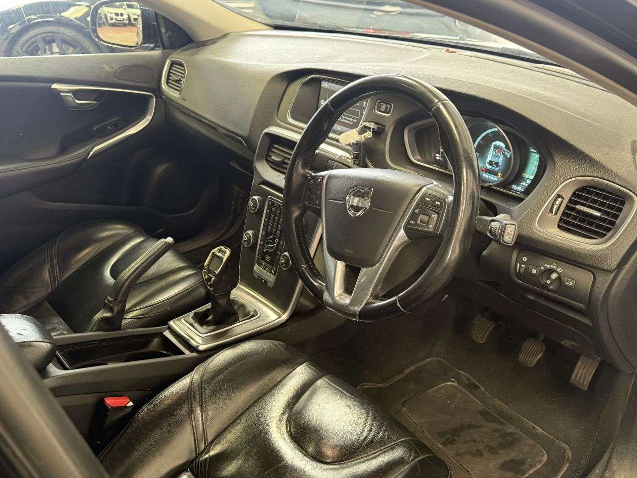 2013 VOLVO V40 2013 VOLVO V40