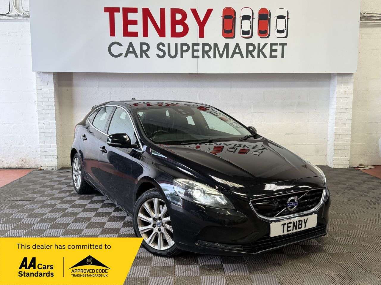 A 2013 VOLVO V40 D3 SE LUX NAV A 2013 VOLVO V40 D3 SE LUX NAV