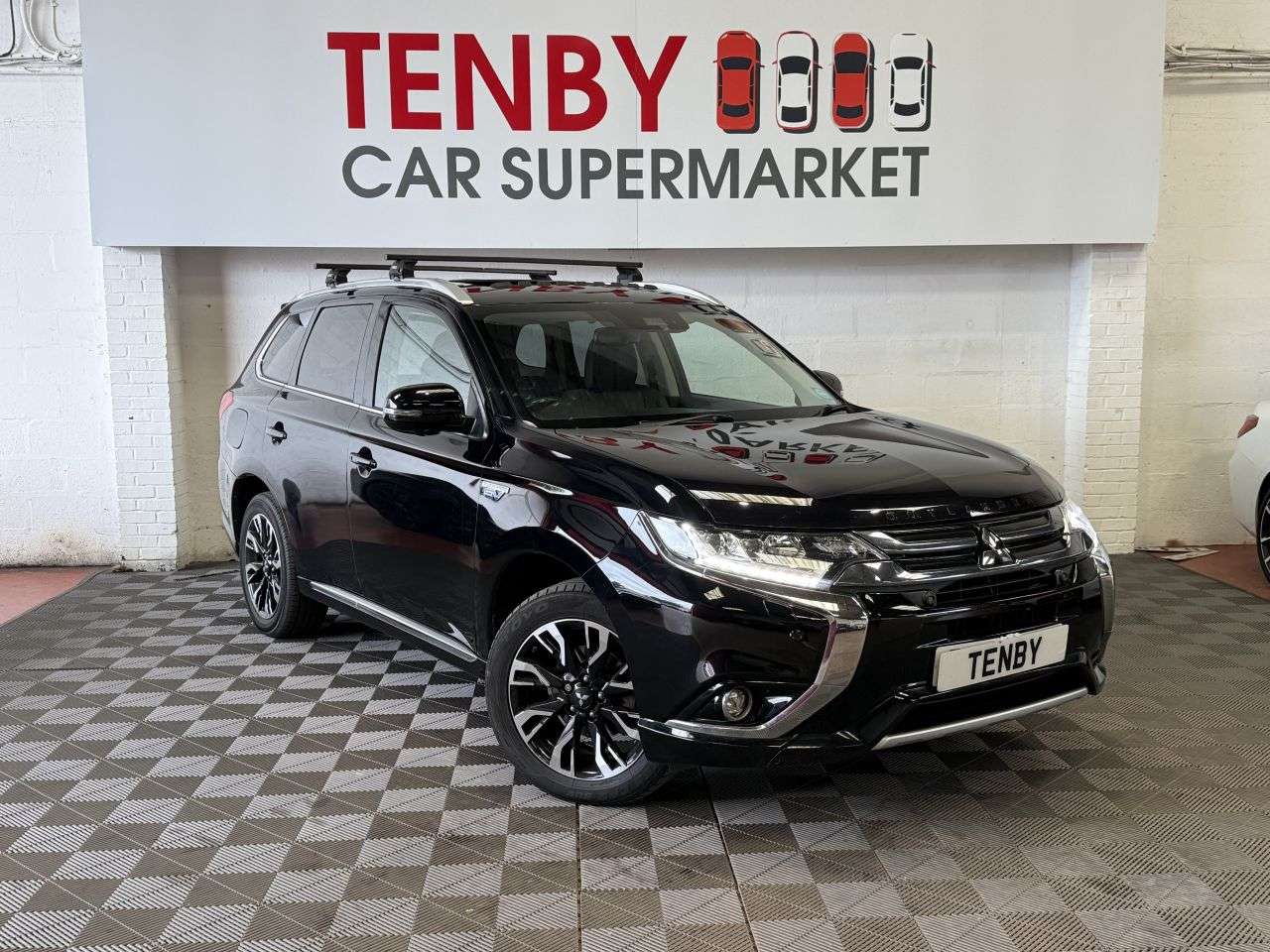 A 2017 MITSUBISHI OUTLANDER 2.0h 12kWh 5hs SUV 5dr Petrol Plug-in Hybrid CVT 4WD Euro 6 (s/s) (200 ps) A 2017 MITSUBISHI OUTLANDER 2.0h 12kWh 5hs SUV 5dr Petrol Plug-in Hybrid CVT 4WD Euro 6 (s/s) (200 ps)