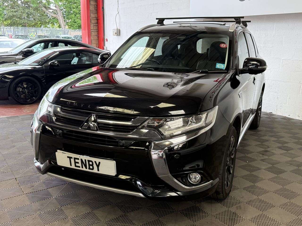 A 2017 MITSUBISHI OUTLANDER 2.0h 12kWh 5hs SUV 5dr Petrol Plug-in Hybrid CVT 4WD Euro 6 (s/s) (200 ps) A 2017 MITSUBISHI OUTLANDER 2.0h 12kWh 5hs SUV 5dr Petrol Plug-in Hybrid CVT 4WD Euro 6 (s/s) (200 ps)