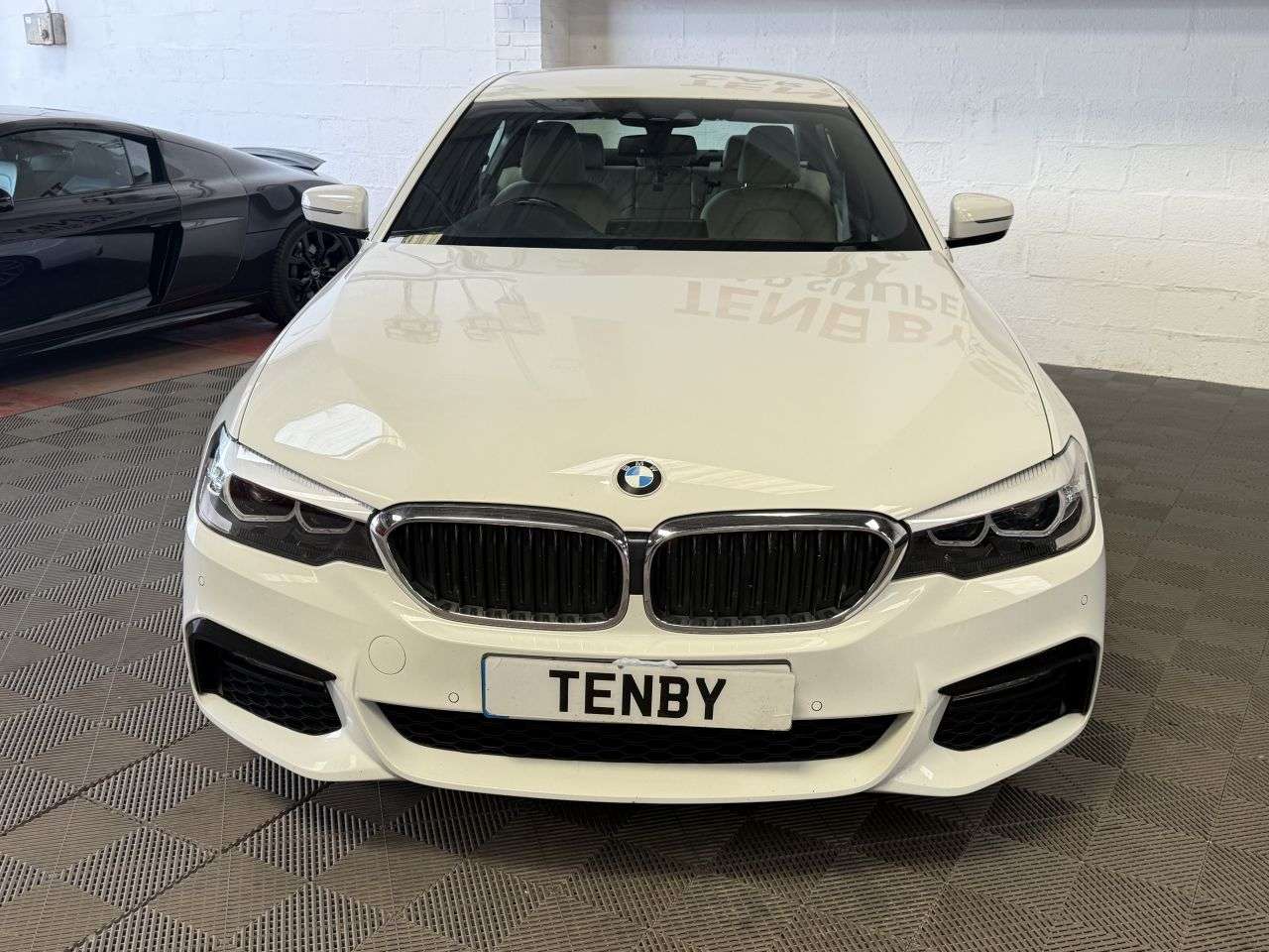 A 2017 BMW 5 SERIES 2.0 520d M Sport Saloon 4dr Diesel Auto Euro 6 (s/s) (190 ps) SAT NAV+ADP C A 2017 BMW 5 SERIES 2.0 520d M Sport Saloon 4dr Diesel Auto Euro 6 (s/s) (190 ps) SAT NAV+ADP C