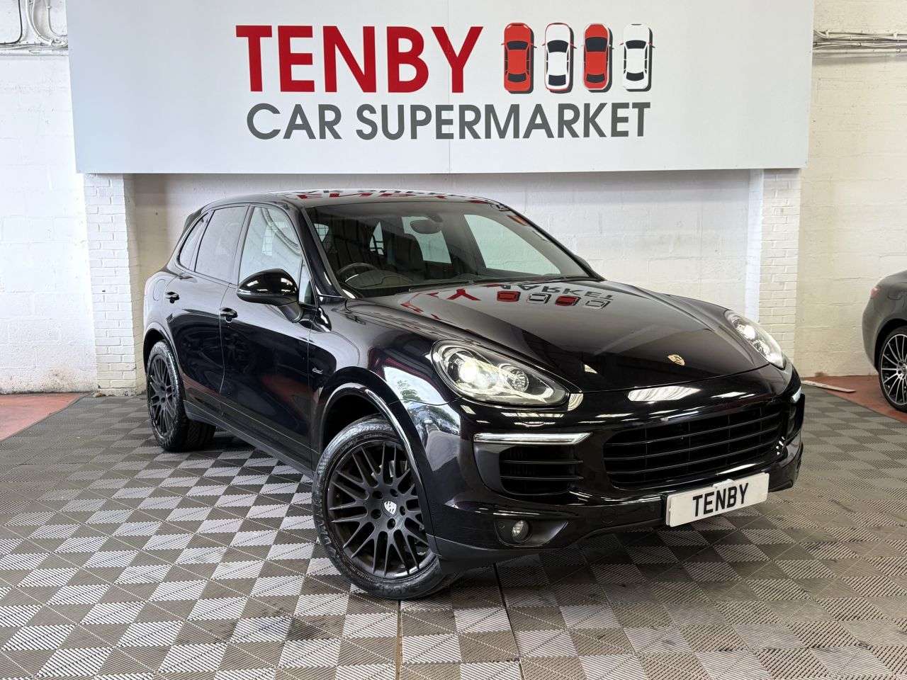 A 2017 PORSCHE CAYENNE 3.0 TD V6 Platinum Edition SUV 5dr Diesel TiptronicS 4WD Euro 6 (s/s) (262 A 2017 PORSCHE CAYENNE 3.0 TD V6 Platinum Edition SUV 5dr Diesel TiptronicS 4WD Euro 6 (s/s) (262