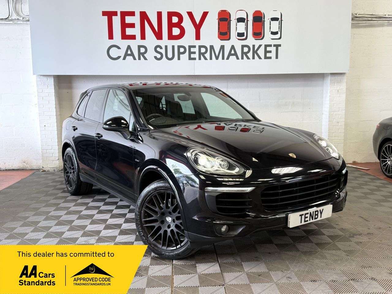 A 2017 PORSCHE CAYENNE 3.0 TD V6 Platinum Edition SUV 5dr Diesel TiptronicS 4WD Euro 6 (s/s) (262 A 2017 PORSCHE CAYENNE 3.0 TD V6 Platinum Edition SUV 5dr Diesel TiptronicS 4WD Euro 6 (s/s) (262