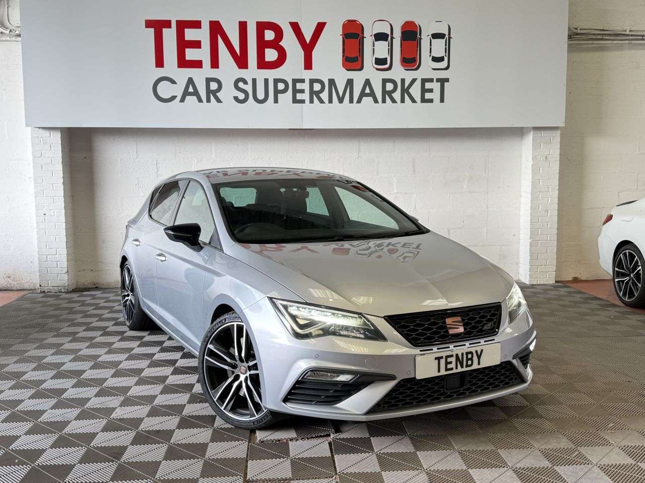 A 2019 SEAT LEON 2.0 TSI Cupra 290 Hatchback 5dr Petrol DSG Euro 6 (s/s) (290 ps) A 2019 SEAT LEON 2.0 TSI Cupra 290 Hatchback 5dr Petrol DSG Euro 6 (s/s) (290 ps)