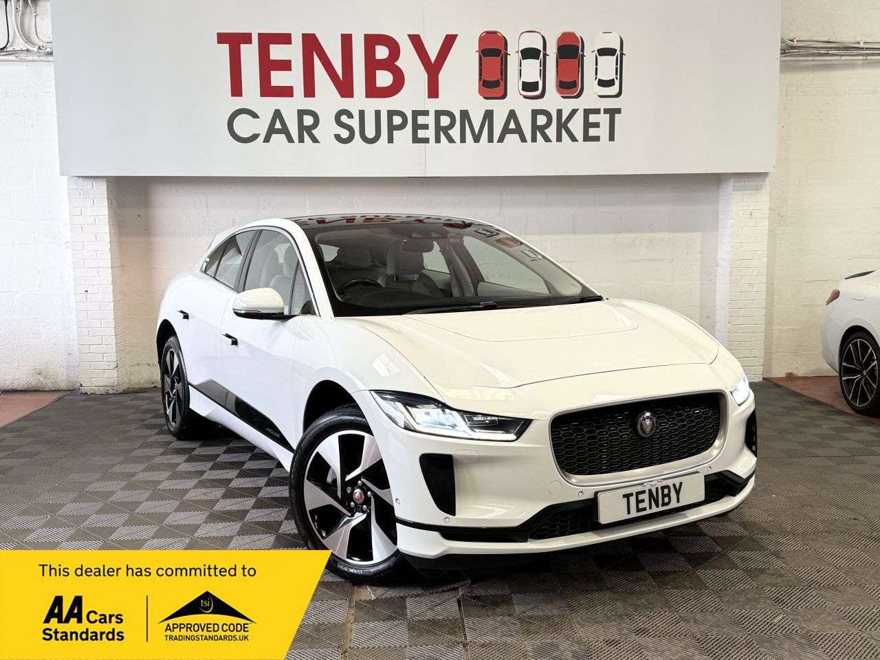A 2019 JAGUAR I-PACE 400 90kWh SE SUV 5dr Electric Auto 4WD (400 ps) LANEASST+88.7%BATTERYHEALTH A 2019 JAGUAR I-PACE 400 90kWh SE SUV 5dr Electric Auto 4WD (400 ps) LANEASST+88.7%BATTERYHEALTH