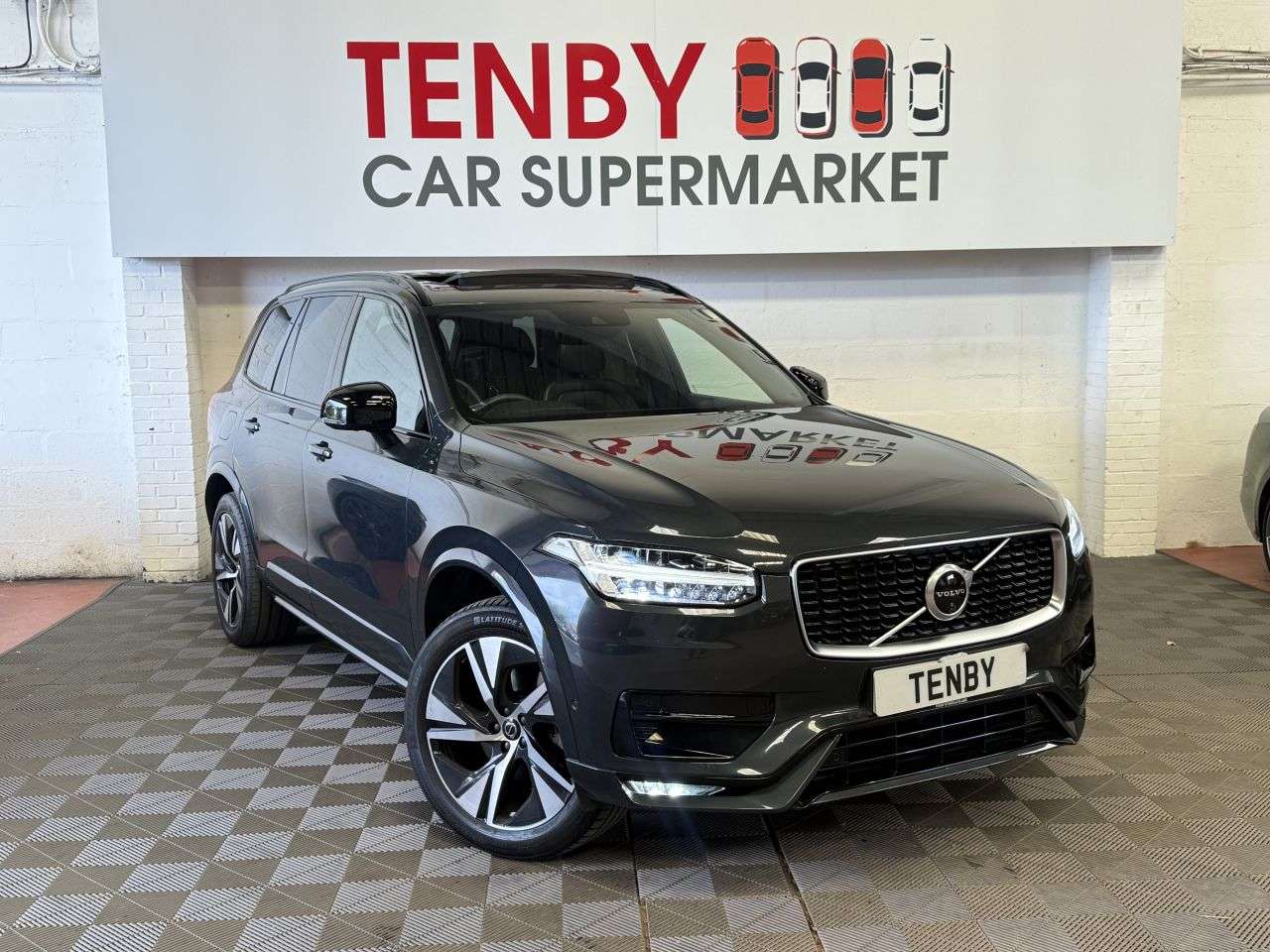 A 2019 VOLVO XC90 2.0 B5 MHEV R-Design SUV 5dr Diesel Hybrid Auto 4WD Euro 6 (s/s) (235 ps) A 2019 VOLVO XC90 2.0 B5 MHEV R-Design SUV 5dr Diesel Hybrid Auto 4WD Euro 6 (s/s) (235 ps)