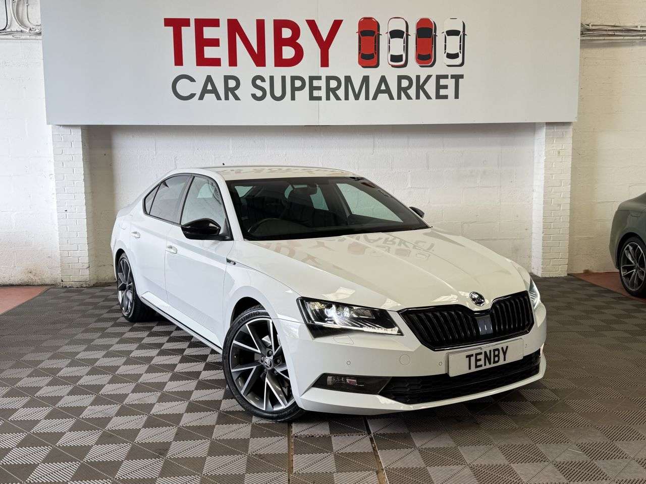 A 2018 SKODA SUPERB 2.0 TDI SportLine Hatchback 5dr Diesel DSG Euro 6 (s/s) (150 ps) A 2018 SKODA SUPERB 2.0 TDI SportLine Hatchback 5dr Diesel DSG Euro 6 (s/s) (150 ps)