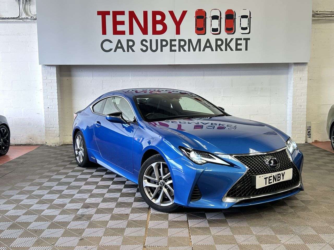 A 2019 LEXUS RC 2.5 300h Coupe 2dr Petrol Hybrid E-CVT Euro 6 (s/s) (223 ps) REV CAM+AUTO H A 2019 LEXUS RC 2.5 300h Coupe 2dr Petrol Hybrid E-CVT Euro 6 (s/s) (223 ps) REV CAM+AUTO H