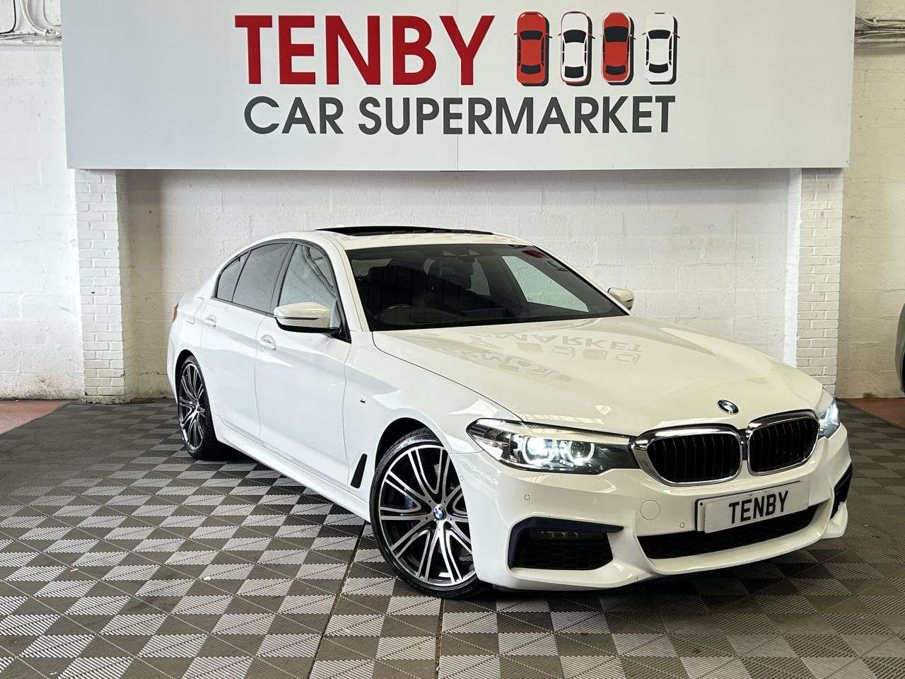 A 2019 BMW 5 SERIES 3.0 540i GPF M Sport Saloon 4dr Petrol Auto xDrive Euro 6 (s/s) (340 ps) CA A 2019 BMW 5 SERIES 3.0 540i GPF M Sport Saloon 4dr Petrol Auto xDrive Euro 6 (s/s) (340 ps) CA