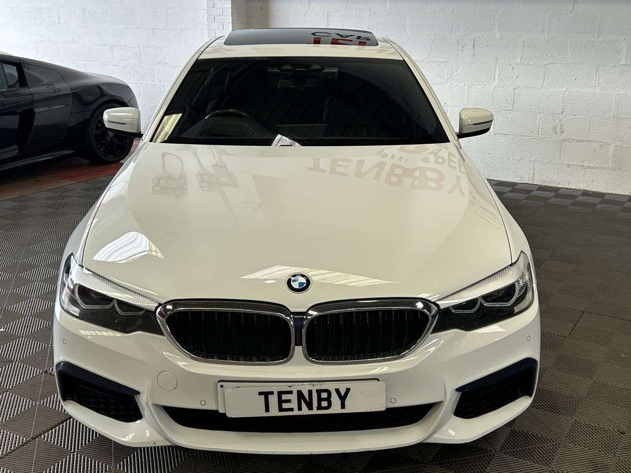 A 2019 BMW 5 SERIES 3.0 540i GPF M Sport Saloon 4dr Petrol Auto xDrive Euro 6 (s/s) (340 ps) CA A 2019 BMW 5 SERIES 3.0 540i GPF M Sport Saloon 4dr Petrol Auto xDrive Euro 6 (s/s) (340 ps) CA