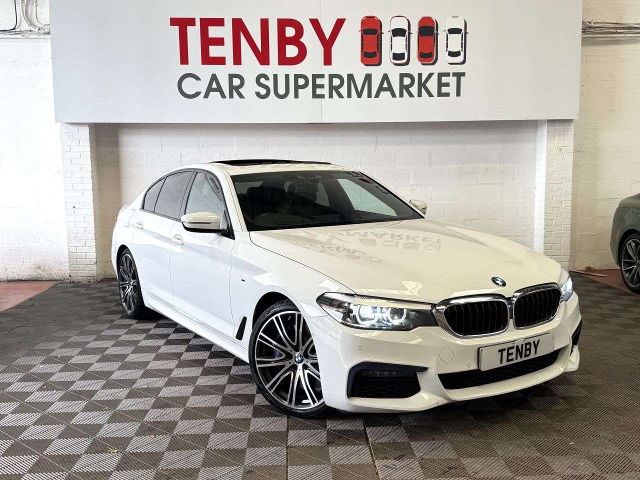 A 2019 BMW 5 SERIES 3.0 540i GPF M Sport Saloon 4dr Petrol Auto xDrive Euro 6 (s/s) (340 ps) CA A 2019 BMW 5 SERIES 3.0 540i GPF M Sport Saloon 4dr Petrol Auto xDrive Euro 6 (s/s) (340 ps) CA