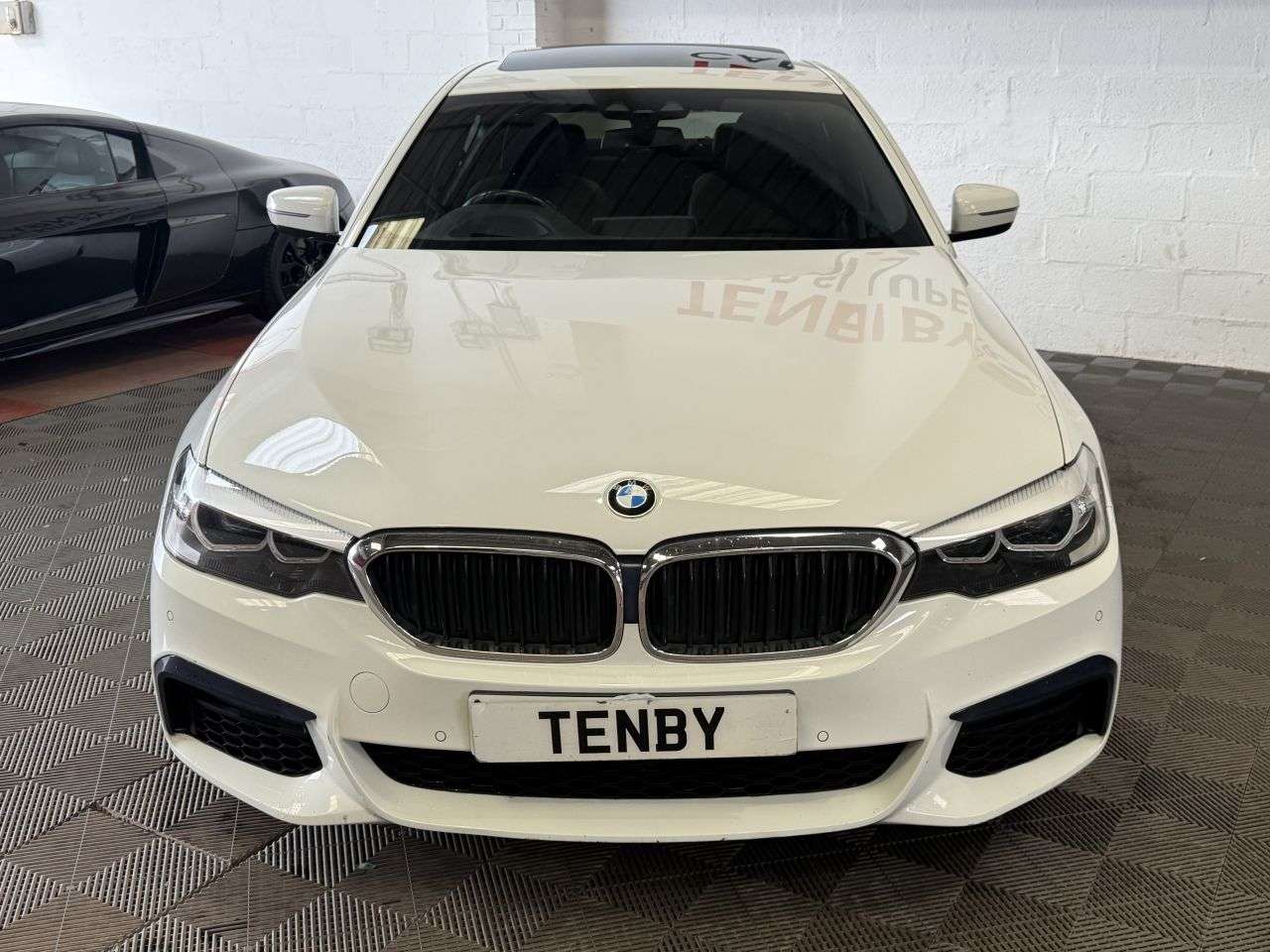 A 2019 BMW 5 SERIES 3.0 540i GPF M Sport Saloon 4dr Petrol Auto xDrive Euro 6 (s/s) (340 ps) CA A 2019 BMW 5 SERIES 3.0 540i GPF M Sport Saloon 4dr Petrol Auto xDrive Euro 6 (s/s) (340 ps) CA