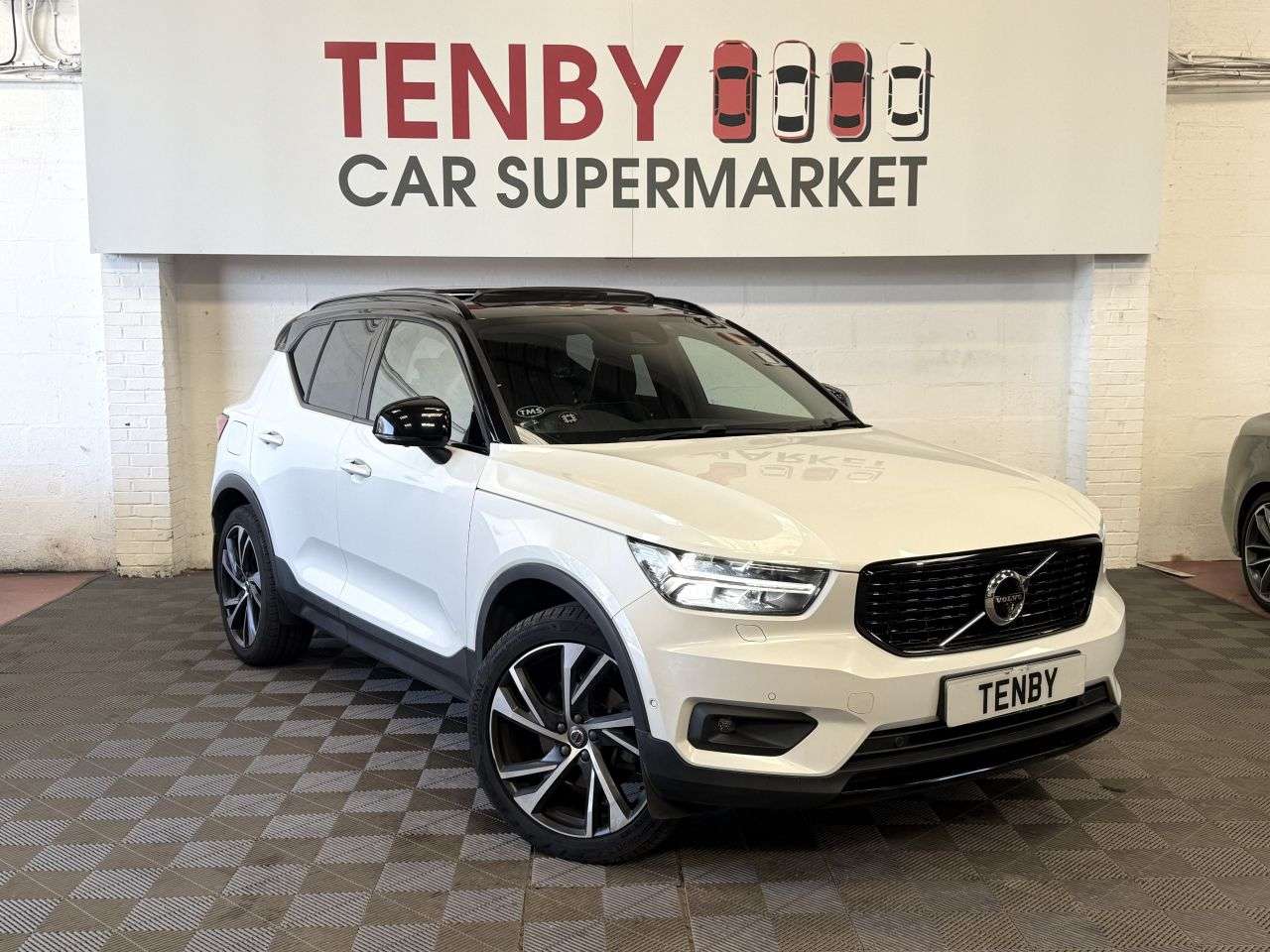 A 2018 VOLVO XC40 2.0 T5 R-Design SUV 5dr Petrol Auto AWD Euro 6 (s/s) (247 ps) LAVA ORANGE C A 2018 VOLVO XC40 2.0 T5 R-Design SUV 5dr Petrol Auto AWD Euro 6 (s/s) (247 ps) LAVA ORANGE C