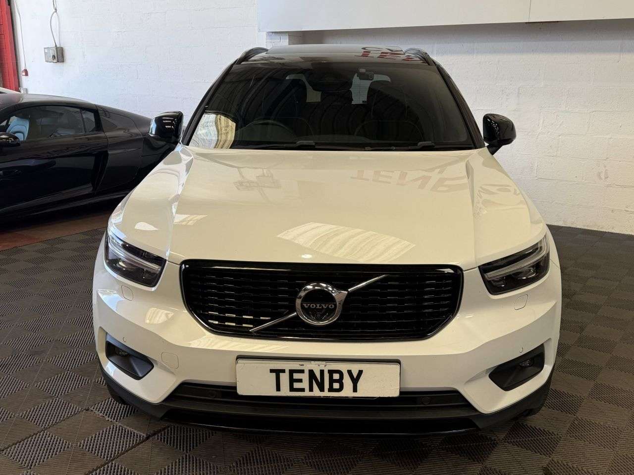 A 2018 VOLVO XC40 2.0 T5 R-Design SUV 5dr Petrol Auto AWD Euro 6 (s/s) (247 ps) LAVA ORANGE C A 2018 VOLVO XC40 2.0 T5 R-Design SUV 5dr Petrol Auto AWD Euro 6 (s/s) (247 ps) LAVA ORANGE C