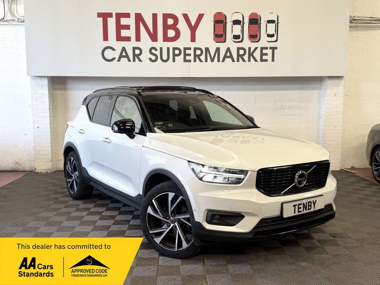 A 2018 VOLVO XC40 2.0 T5 R-Design SUV 5dr Petrol Auto AWD Euro 6 (s/s) (247 ps) LAVA ORANGE C A 2018 VOLVO XC40 2.0 T5 R-Design SUV 5dr Petrol Auto AWD Euro 6 (s/s) (247 ps) LAVA ORANGE C