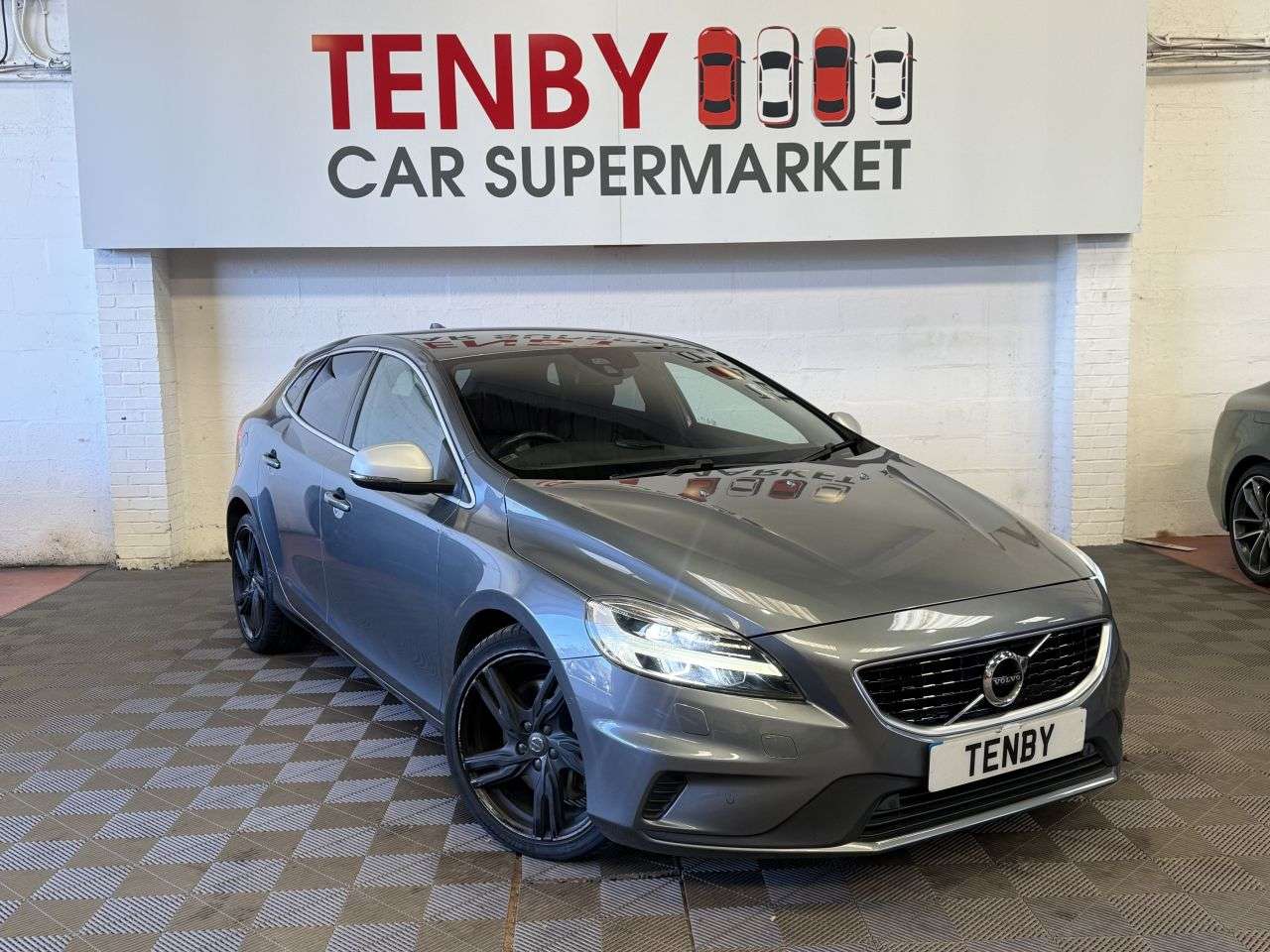 A 2016 VOLVO V40 1.5 T2 R-Design Pro Hatchback 5dr Petrol Auto Euro 6 (s/s) (122 ps) SAT NAV A 2016 VOLVO V40 1.5 T2 R-Design Pro Hatchback 5dr Petrol Auto Euro 6 (s/s) (122 ps) SAT NAV
