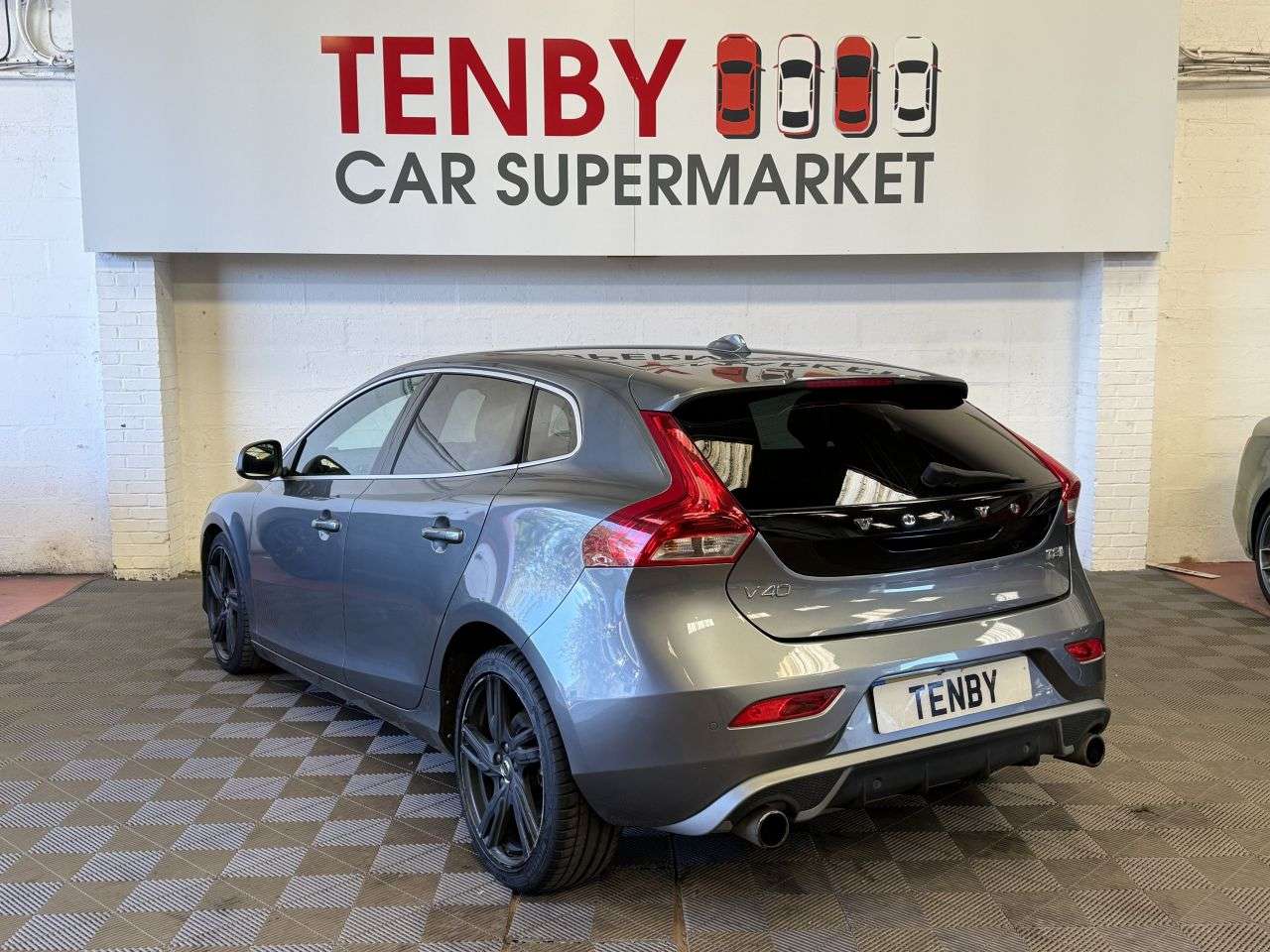 2016 VOLVO V40 2016 VOLVO V40