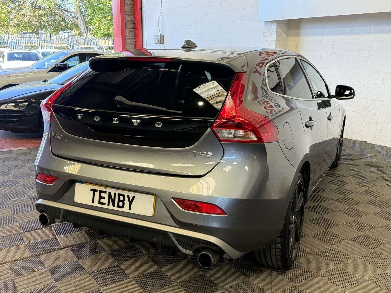 2016 VOLVO V40 2016 VOLVO V40