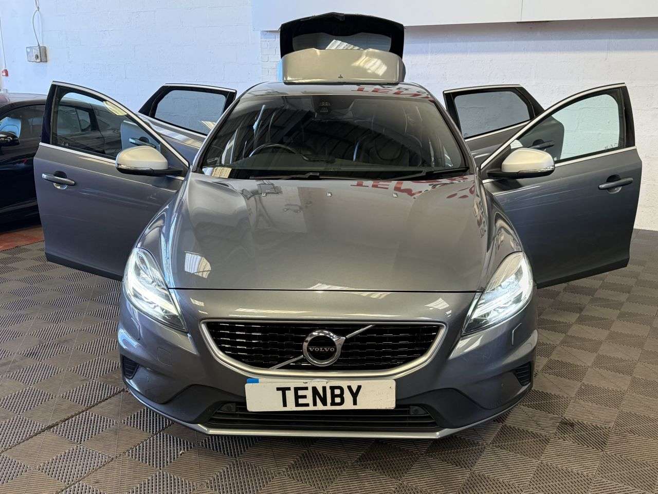 2016 VOLVO V40 2016 VOLVO V40