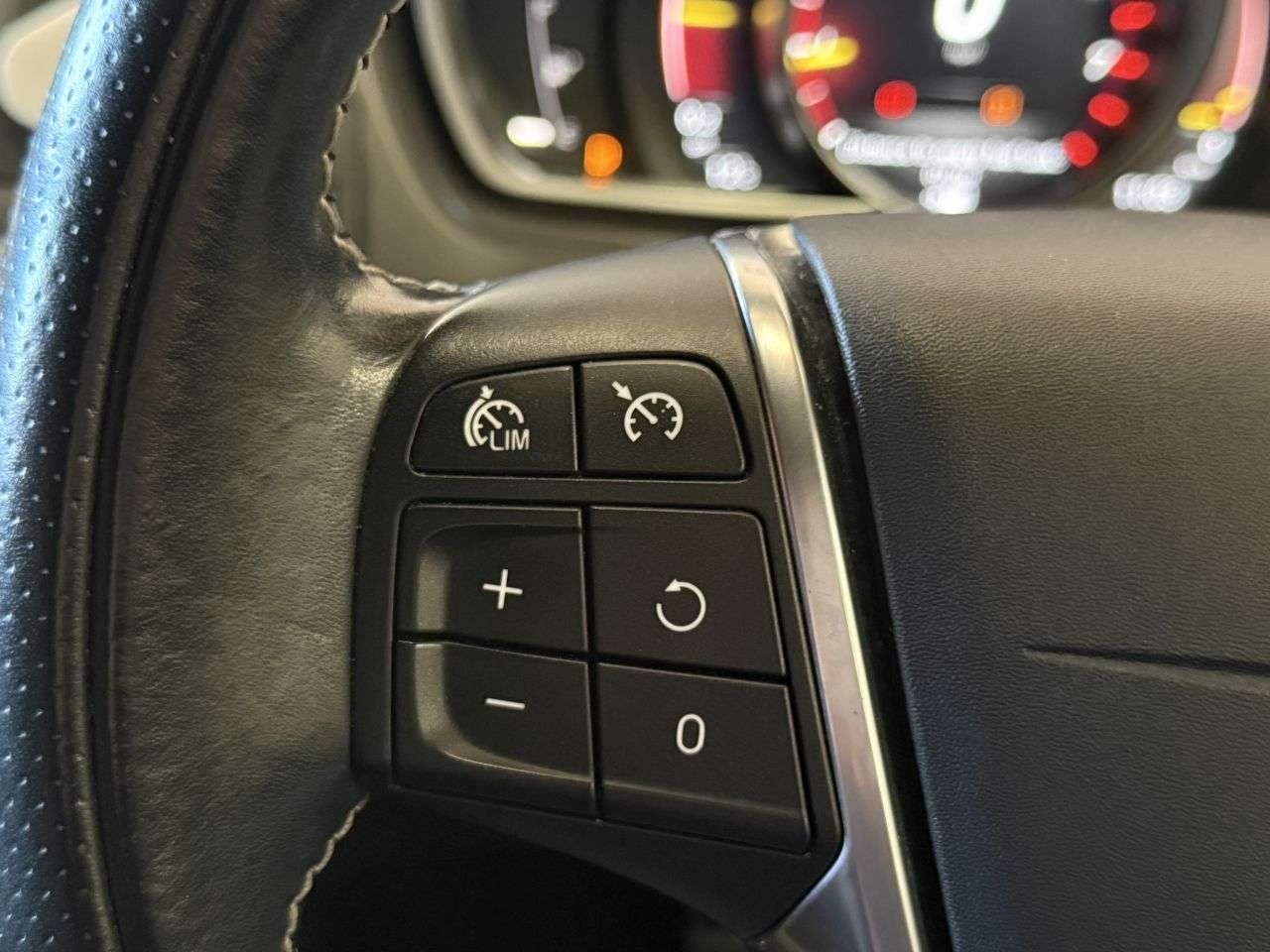 2016 VOLVO V40 2016 VOLVO V40