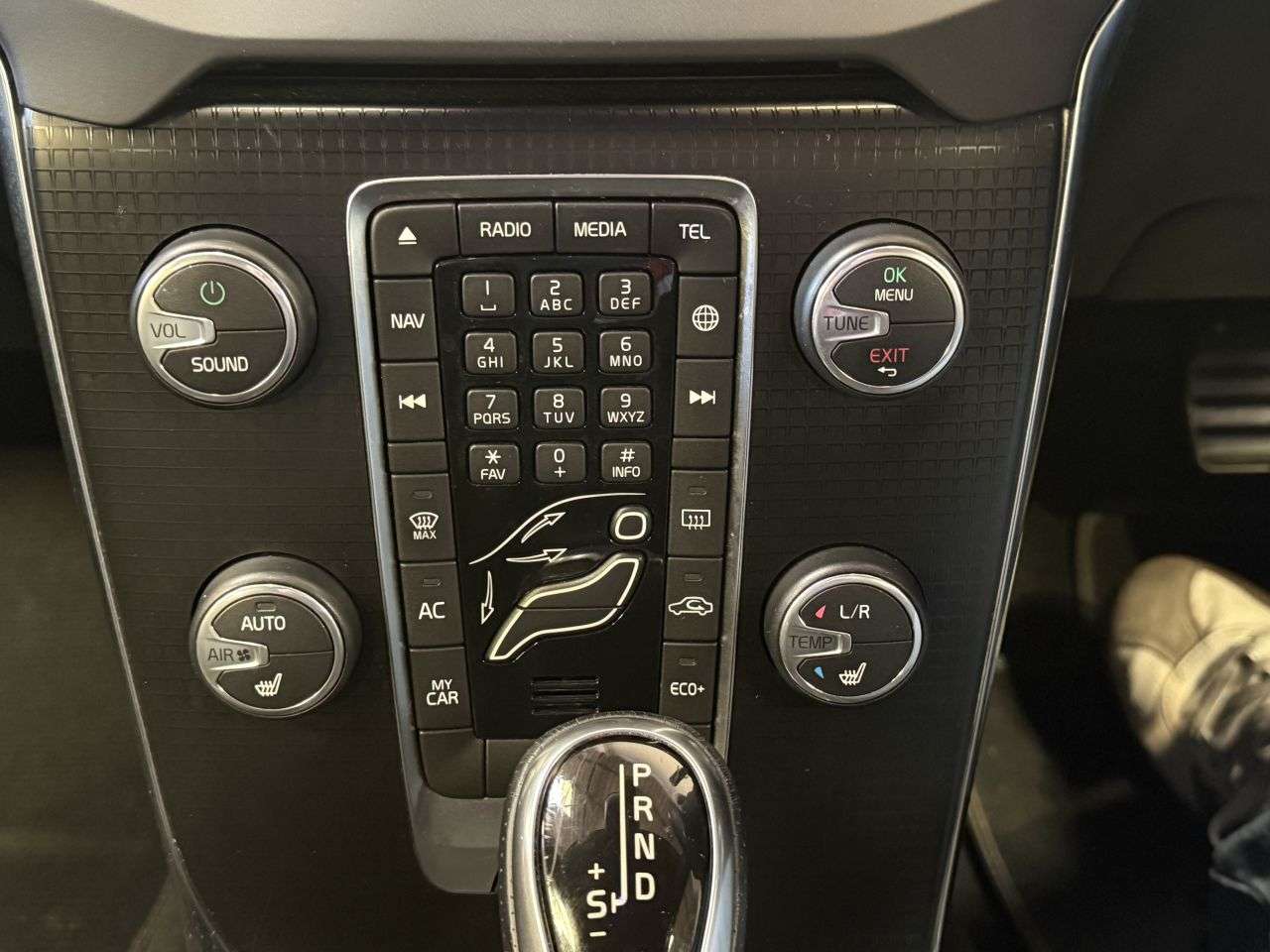 2016 VOLVO V40 2016 VOLVO V40