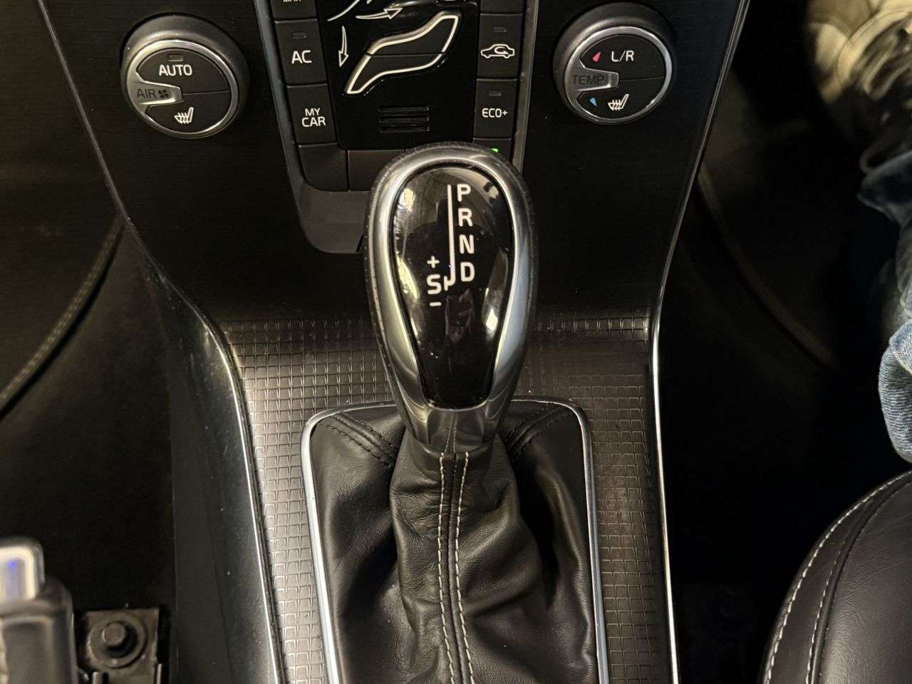 2016 VOLVO V40 2016 VOLVO V40