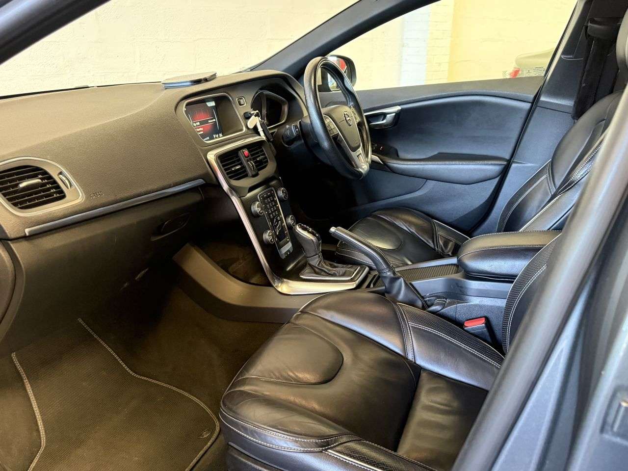2016 VOLVO V40 2016 VOLVO V40