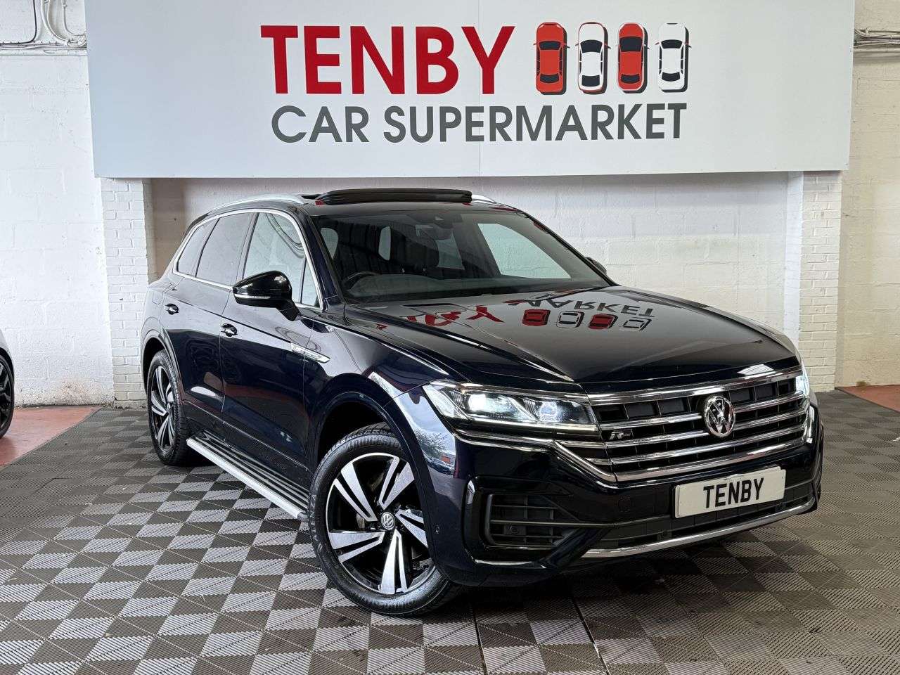 A 2019 VOLKSWAGEN TOUAREG 3.0 TDI V6 R-Line Tech SUV 5dr Diesel Tiptronic 4Motion Euro 6 (s/s) (231 p A 2019 VOLKSWAGEN TOUAREG 3.0 TDI V6 R-Line Tech SUV 5dr Diesel Tiptronic 4Motion Euro 6 (s/s) (231 p