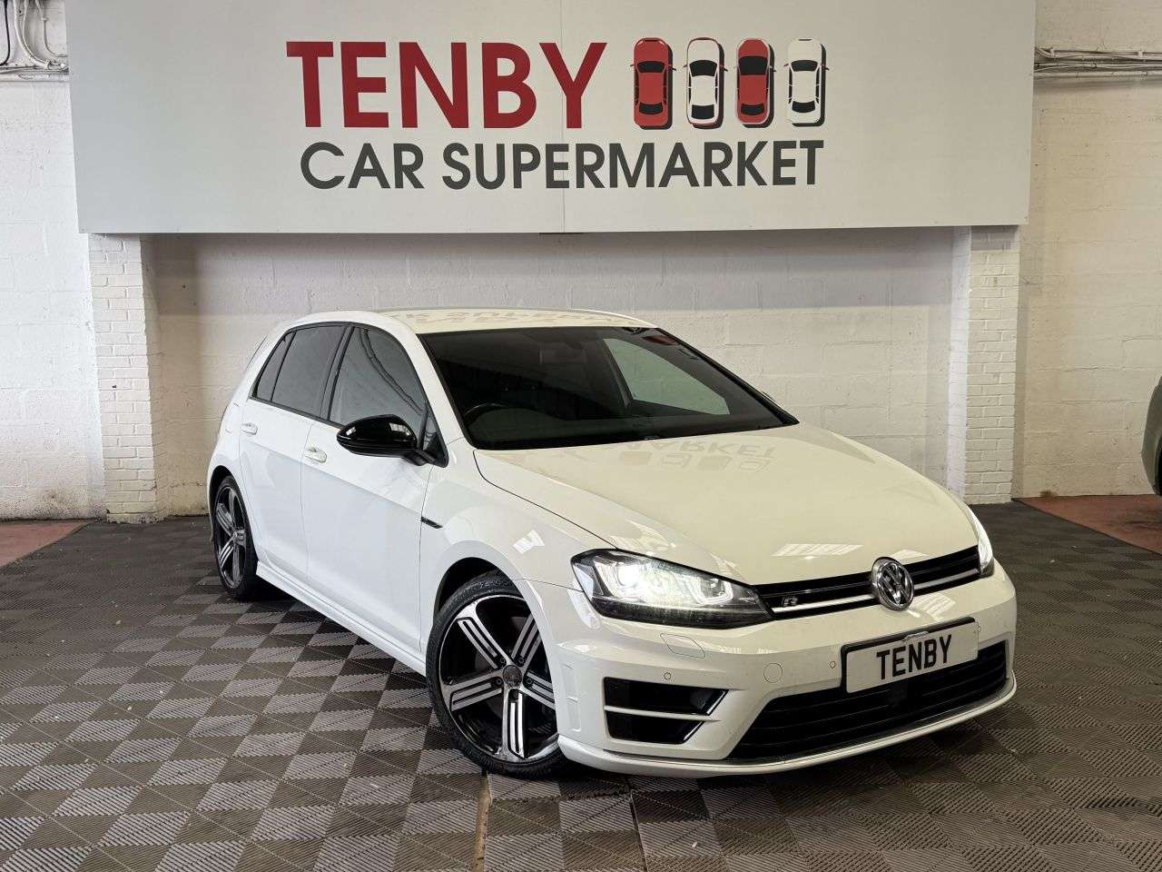 A 2015 VOLKSWAGEN GOLF 2.0 TSI BlueMotion Tech R Hatchback 5dr Petrol DSG 4Motion Euro 6 (s/s) (30 A 2015 VOLKSWAGEN GOLF 2.0 TSI BlueMotion Tech R Hatchback 5dr Petrol DSG 4Motion Euro 6 (s/s) (30