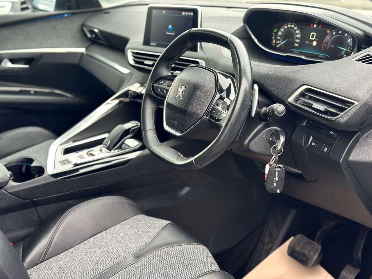 A 2017 PEUGEOT 3008 1.2 PureTech Allure FSH! CAR PLAY! A 2017 PEUGEOT 3008 1.2 PureTech Allure FSH! CAR PLAY!