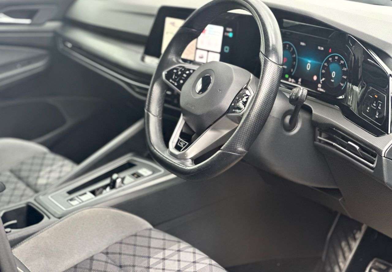 A 2020 VOLKSWAGEN GOLF 1.5 eTSI MHEV R-Line Petrol Hybrid DSG A 2020 VOLKSWAGEN GOLF 1.5 eTSI MHEV R-Line Petrol Hybrid DSG