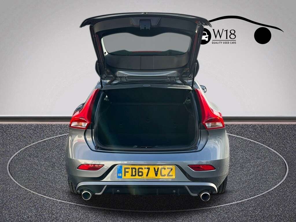 2018 VOLVO V40 2018 VOLVO V40