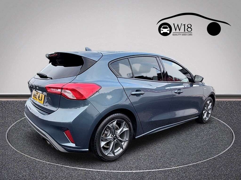 A 2020 FORD FOCUS 1.0T EcoBoost ST-Line Hatchback 5dr Petrol Manual Euro 6 (s/s) (125 ps) A 2020 FORD FOCUS 1.0T EcoBoost ST-Line Hatchback 5dr Petrol Manual Euro 6 (s/s) (125 ps)