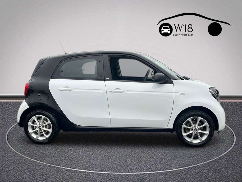 A 2017 SMART FORFOUR 0.9T Passion Hatchback 5dr Petrol Manual Euro 6 (s/s) (90 ps) A 2017 SMART FORFOUR 0.9T Passion Hatchback 5dr Petrol Manual Euro 6 (s/s) (90 ps)