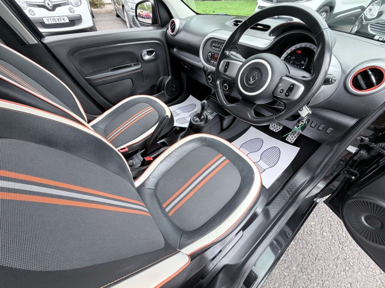A 2018 RENAULT TWINGO 0.9 TCe Dynamique S Hatchback 5dr Petrol EDC Euro 6 (90 ps) A 2018 RENAULT TWINGO 0.9 TCe Dynamique S Hatchback 5dr Petrol EDC Euro 6 (90 ps)