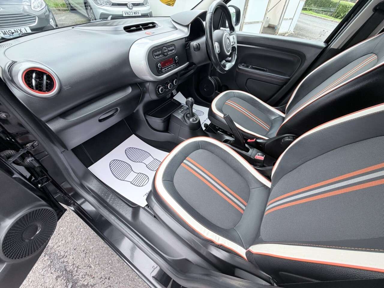 A 2018 RENAULT TWINGO 0.9 TCe Dynamique S Hatchback 5dr Petrol EDC Euro 6 (90 ps) A 2018 RENAULT TWINGO 0.9 TCe Dynamique S Hatchback 5dr Petrol EDC Euro 6 (90 ps)