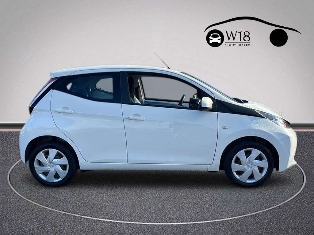 A 2017 TOYOTA AYGO 1.0 VVT-i x-play Hatchback 5dr Petrol Manual Euro 6 (68 ps) A 2017 TOYOTA AYGO 1.0 VVT-i x-play Hatchback 5dr Petrol Manual Euro 6 (68 ps)