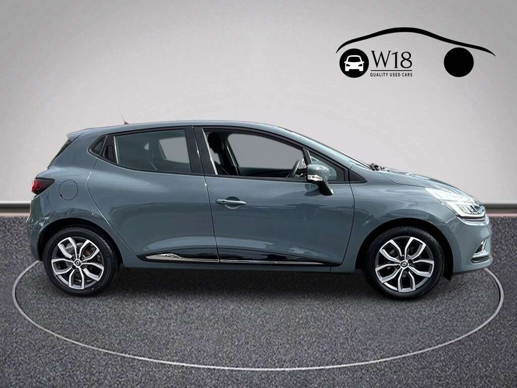 A 2018 RENAULT CLIO 0.9 TCe Urban Nav Hatchback 5dr Petrol Manual Euro 6 (s/s) (90 ps) A 2018 RENAULT CLIO 0.9 TCe Urban Nav Hatchback 5dr Petrol Manual Euro 6 (s/s) (90 ps)