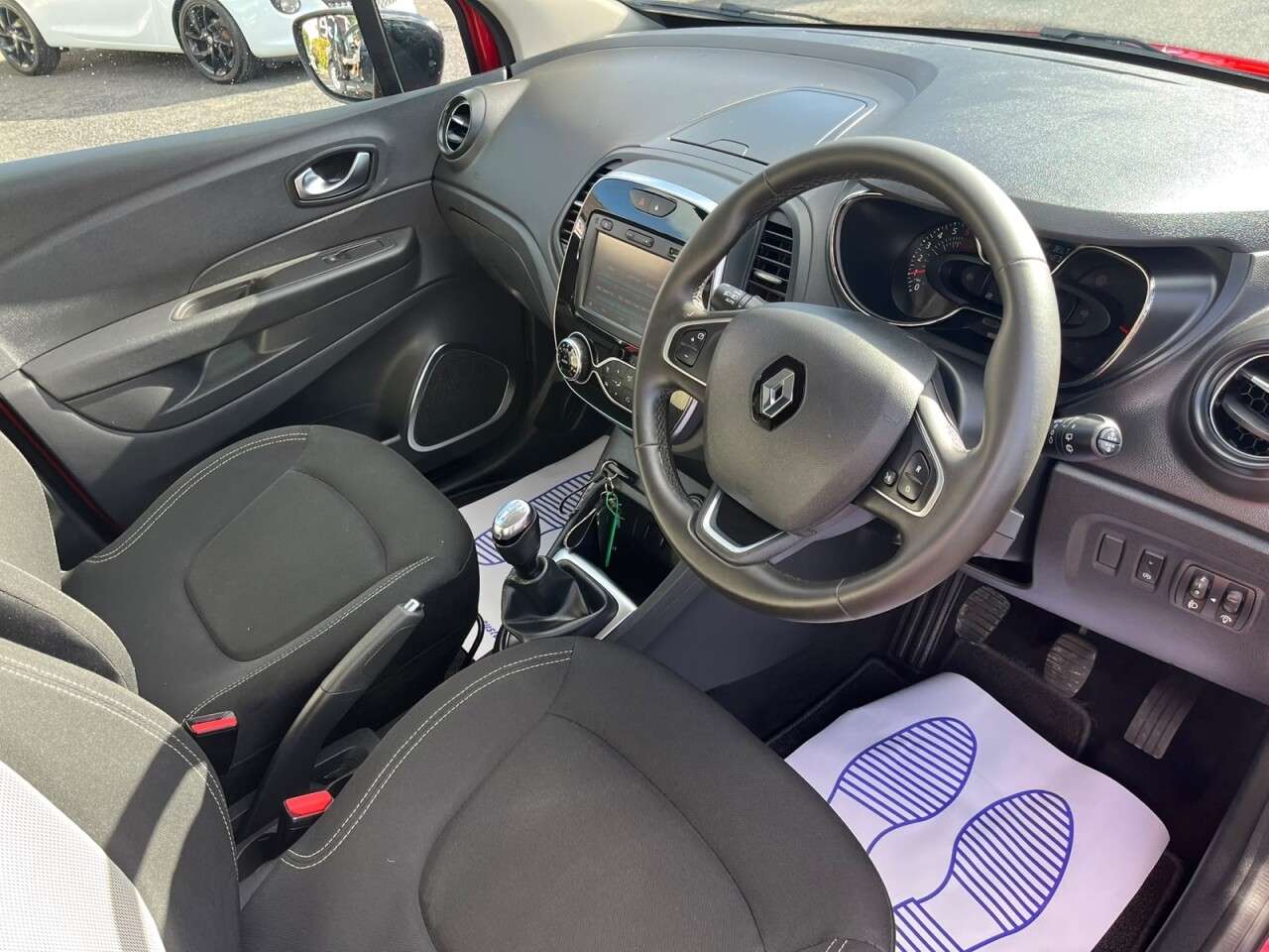 A 2018 RENAULT CAPTUR 0.9 TCe ENERGY Iconic SUV 5dr Petrol Manual Euro 6 (s/s) (90 ps) A 2018 RENAULT CAPTUR 0.9 TCe ENERGY Iconic SUV 5dr Petrol Manual Euro 6 (s/s) (90 ps)