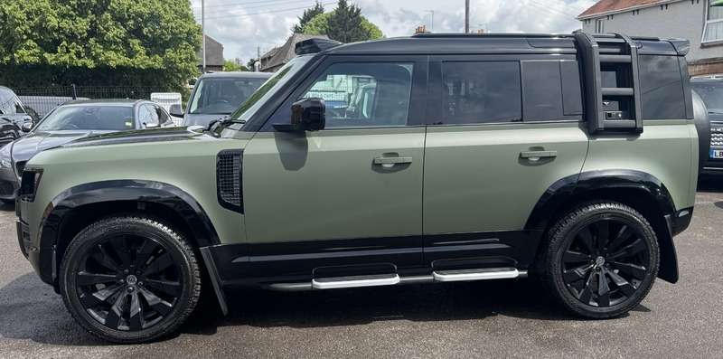 A 2020 LAND ROVER DEFENDER 2.0 SD4 SE SUV 5dr Diesel Auto 4WD Euro 6 (s/s) (240 ps) A 2020 LAND ROVER DEFENDER 2.0 SD4 SE SUV 5dr Diesel Auto 4WD Euro 6 (s/s) (240 ps)