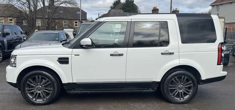 A 2016 LAND ROVER DISCOVERY 3.0 SD V6 Graphite SUV 5dr Diesel Auto 4WD Euro 6 (s/s) (256 bhp) A 2016 LAND ROVER DISCOVERY 3.0 SD V6 Graphite SUV 5dr Diesel Auto 4WD Euro 6 (s/s) (256 bhp)