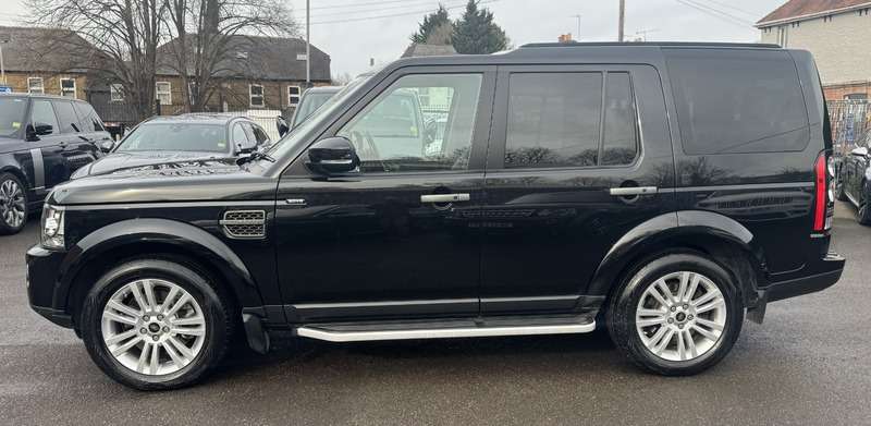 A 2016 LAND ROVER DISCOVERY 3.0 SD V6 Graphite SUV 5dr Diesel Auto 4WD Euro 6 (s/s) (256 bhp) A 2016 LAND ROVER DISCOVERY 3.0 SD V6 Graphite SUV 5dr Diesel Auto 4WD Euro 6 (s/s) (256 bhp)